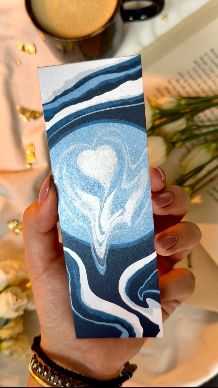 Cupmark Bookmark – Latte Art Edition, Blue Swirls (digital illustra… - 103906 Cupmark Bookmark – Latte Art Edition, Blue Swirls (digital illustration, 15x5 cm)