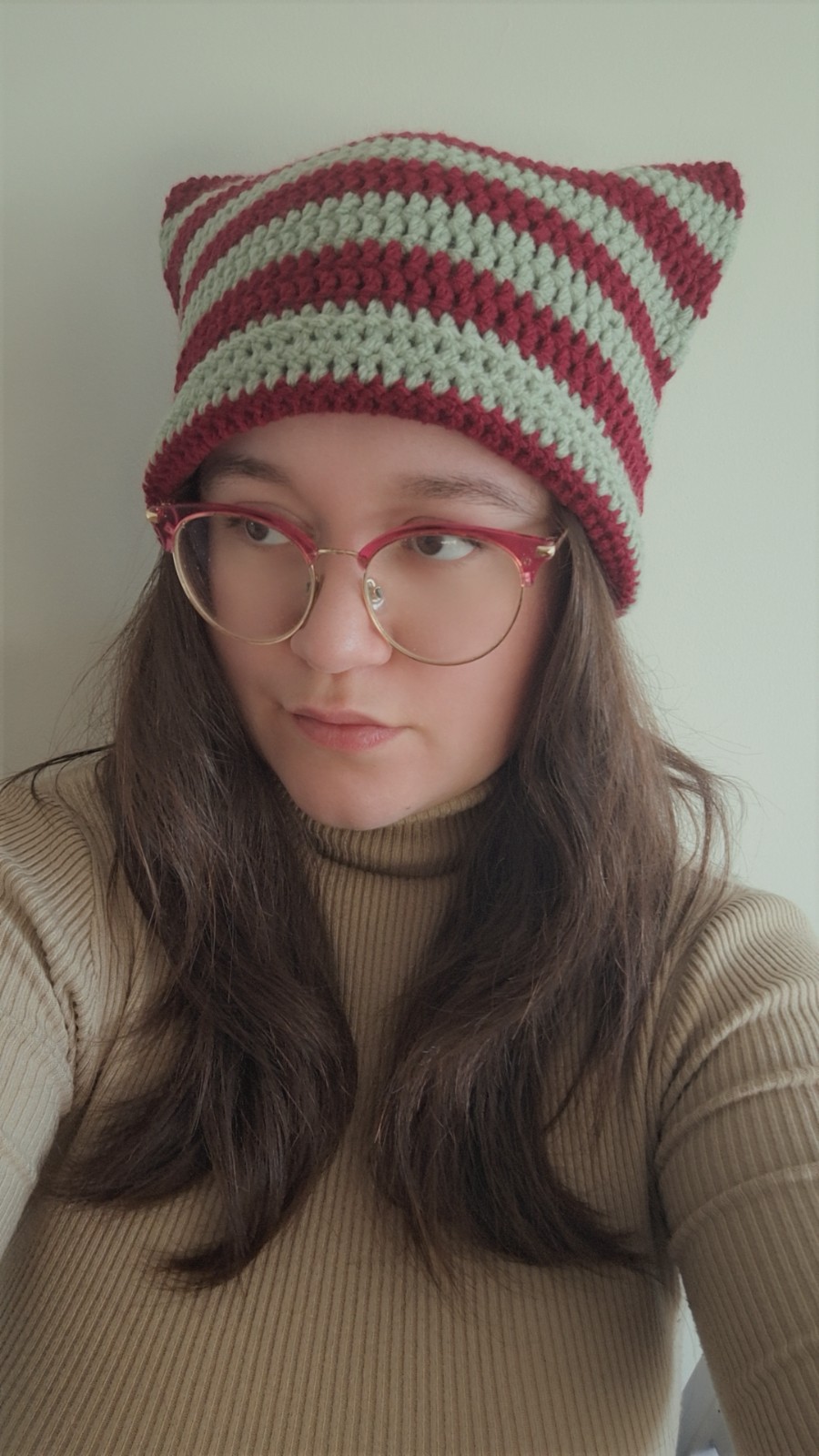Gehaakte muts | Wijnrood en sagegroen