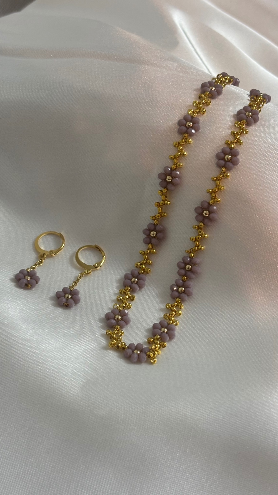 Lilac Bloom Gold Set – Handgemaakte Lila Bloemenketting & Oorbellen… - 102987 Lilac Bloom Gold Set – Handgemaakte Lila Bloemenketting & Oorbellen met 18K Gold Plated Kralen