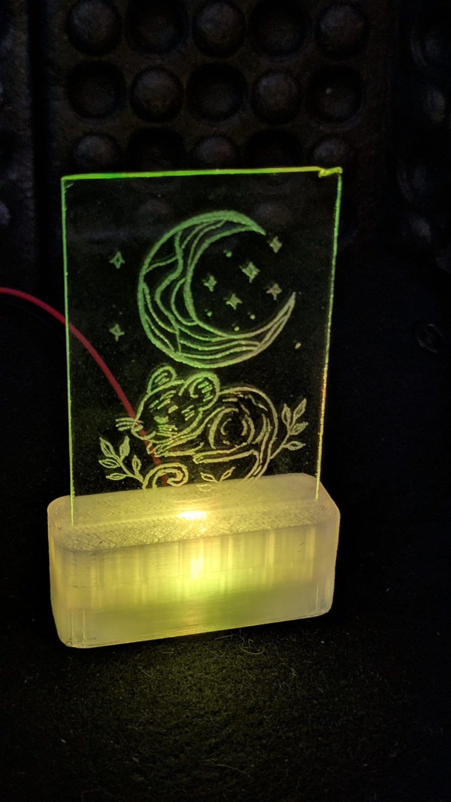 🌙 Maanmuisje in RGB-stolp – Handgegraveerd glas, RGB LED lichtje - 108309 Maanmuisje in RGB-stolp – Handgegraveerd glas, RGB LED lichtje