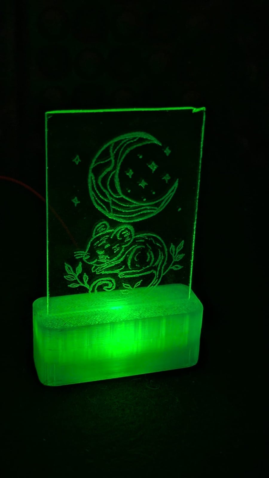 🌙 Maanmuisje in RGB-stolp – Handgegraveerd glas, RGB LED lichtje - 108310 Maanmuisje in RGB-stolp – Handgegraveerd glas, RGB LED lichtje