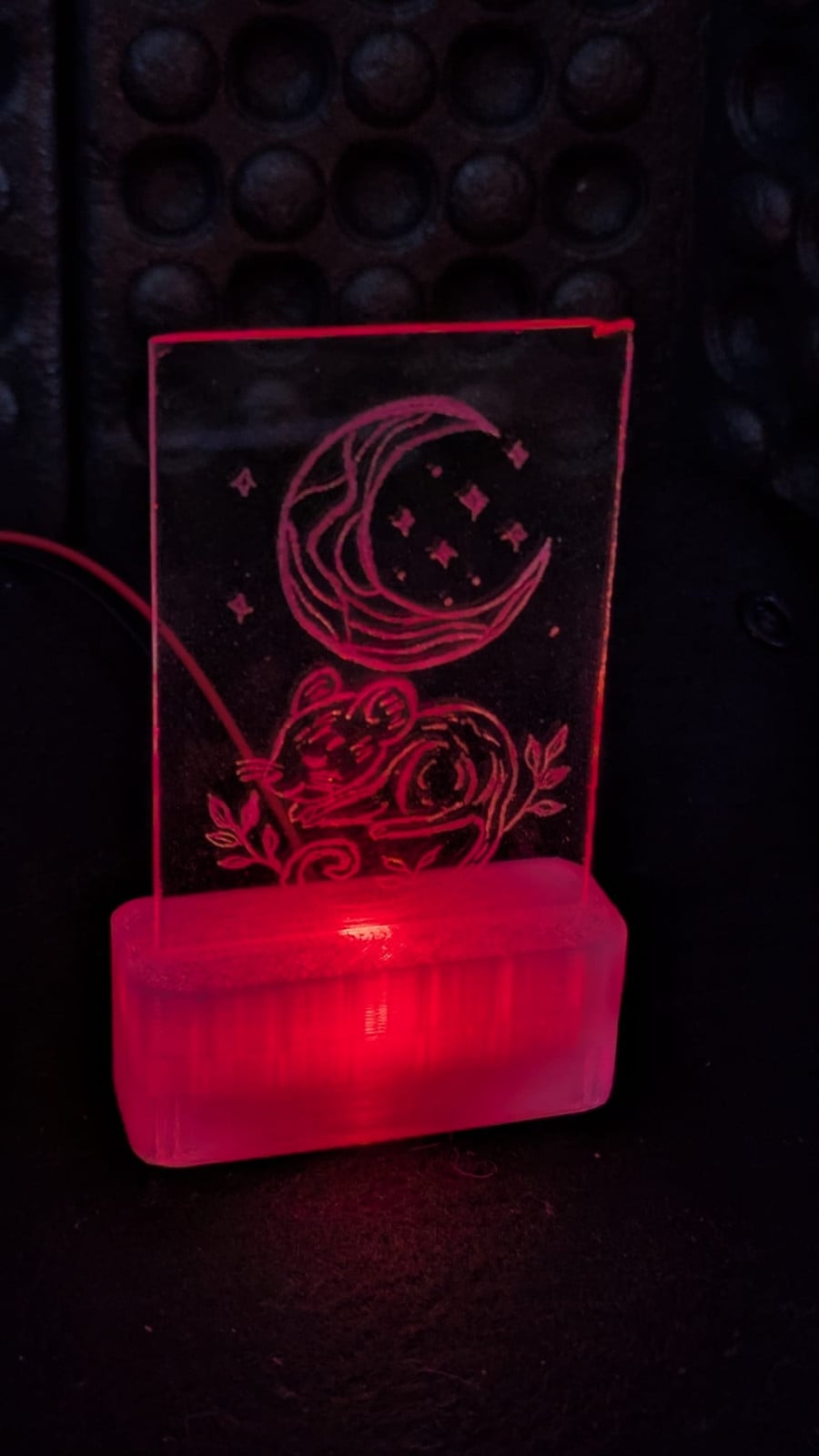 🌙 Maanmuisje in RGB-stolp – Handgegraveerd glas, RGB LED lichtje - 108311 Maanmuisje in RGB-stolp – Handgegraveerd glas, RGB LED lichtje