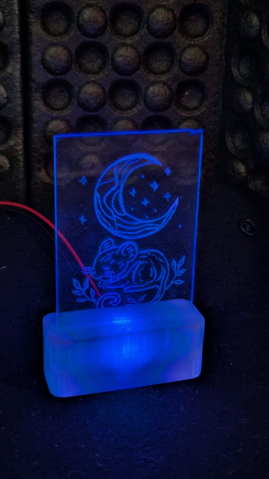 🌙 Maanmuisje in RGB-stolp – Handgegraveerd glas, RGB LED lichtje - 108312 Maanmuisje in RGB-stolp – Handgegraveerd glas, RGB LED lichtje