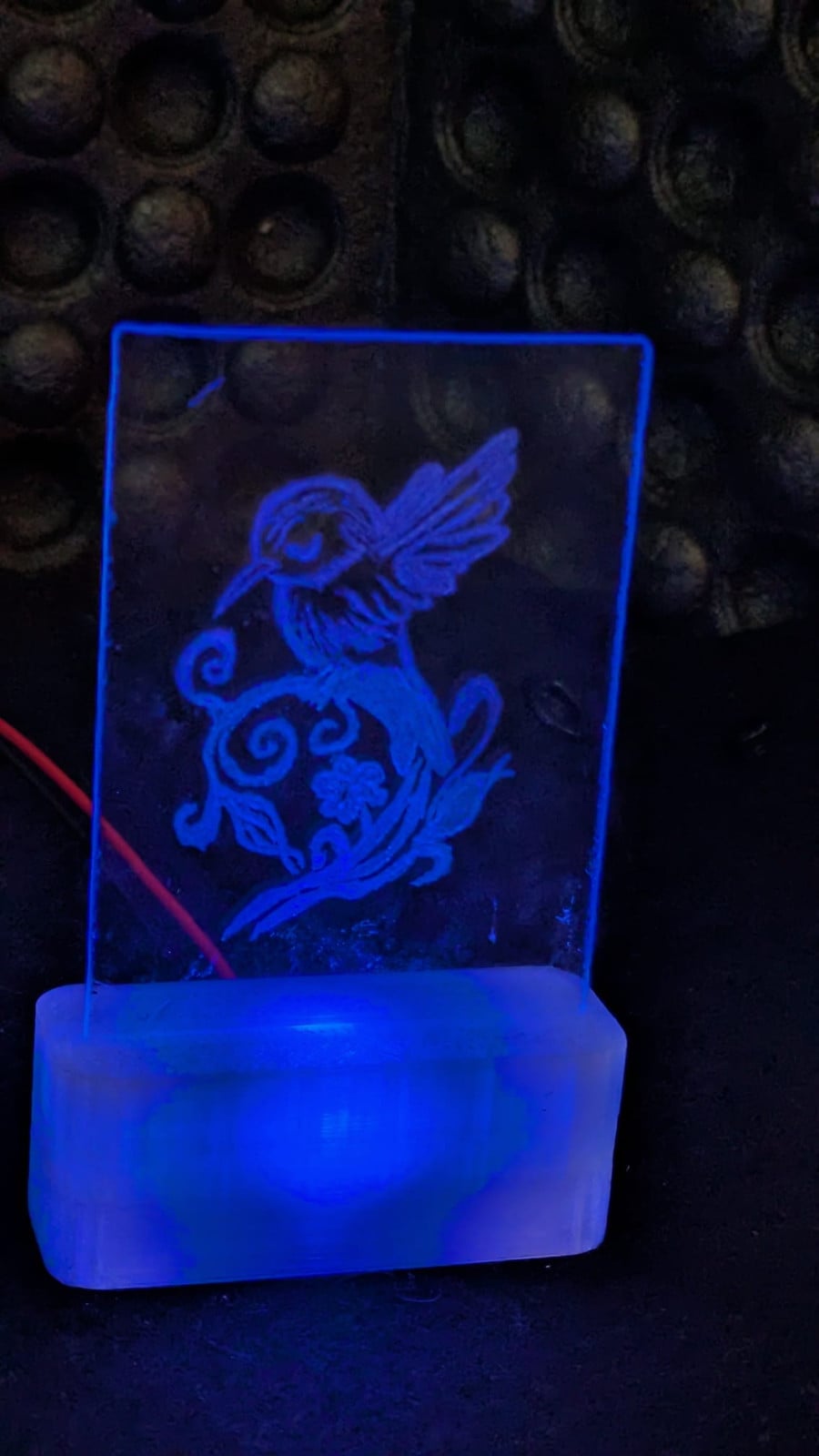 Handgegraveerd LED-lichtje – Trots vogeltje in bloemenkrul – Verw… - 108280 Handgegraveerd LED-lichtje – Trots vogeltje in bloemenkrul – Verwisselbaar glas met RGB licht