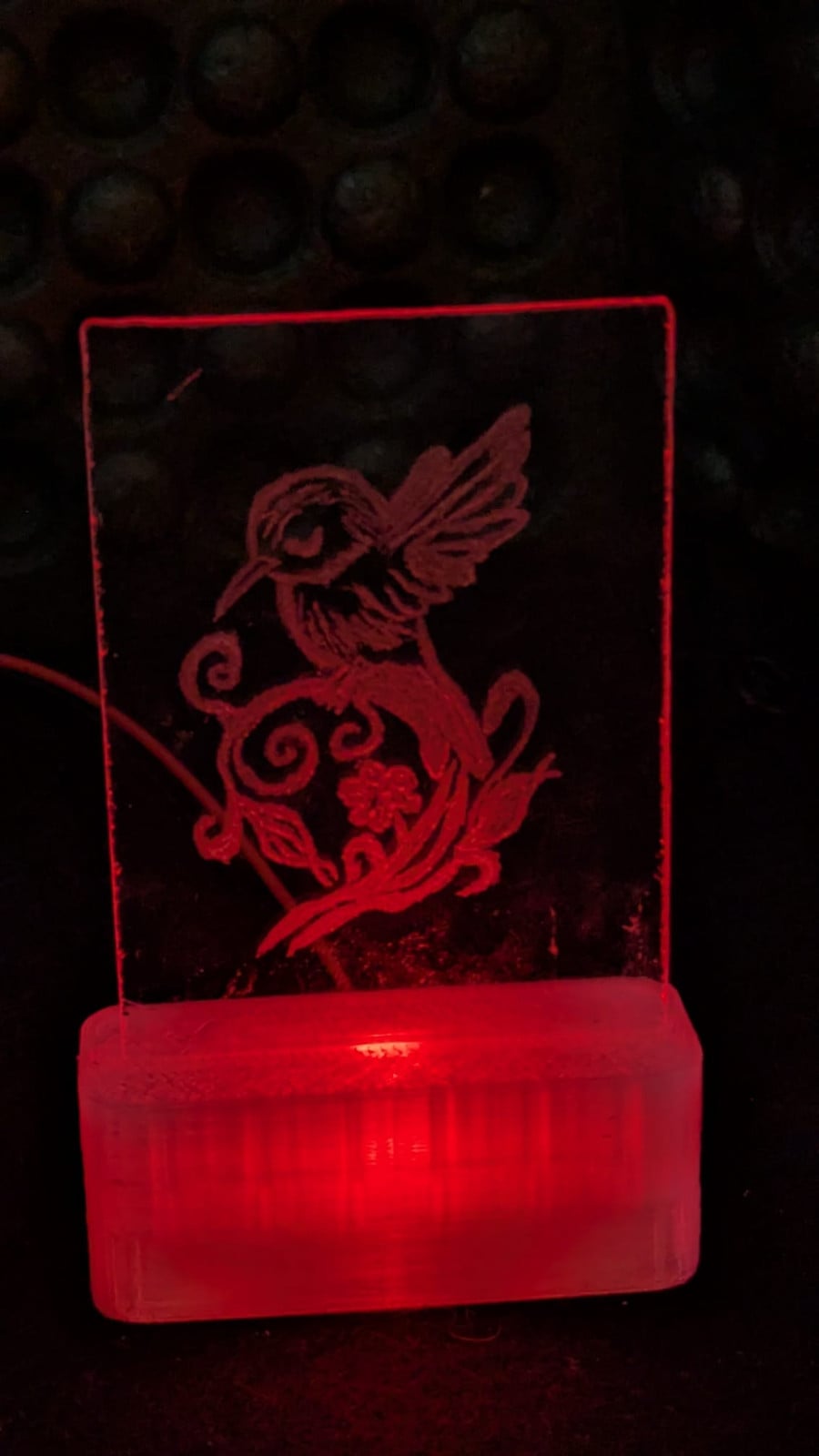 Handgegraveerd LED-lichtje – Trots vogeltje in bloemenkrul – Verw… - 108281 Handgegraveerd LED-lichtje – Trots vogeltje in bloemenkrul – Verwisselbaar glas met RGB licht