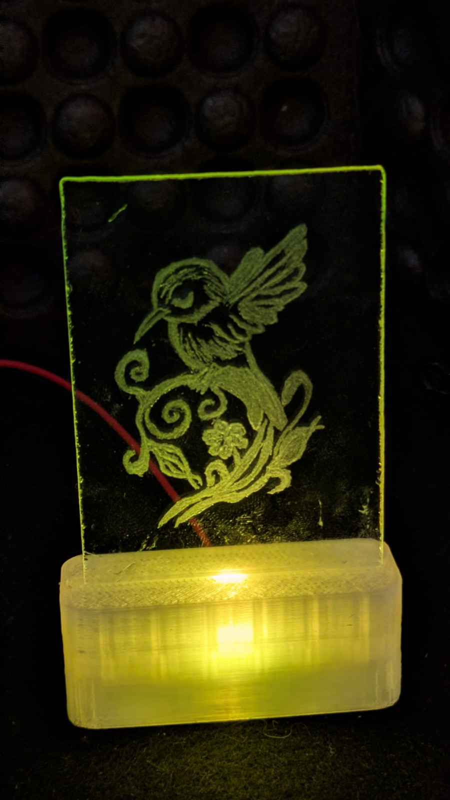 Handgegraveerd LED-lichtje – Trots vogeltje in bloemenkrul – Verw… - 108282 Handgegraveerd LED-lichtje – Trots vogeltje in bloemenkrul – Verwisselbaar glas met RGB licht