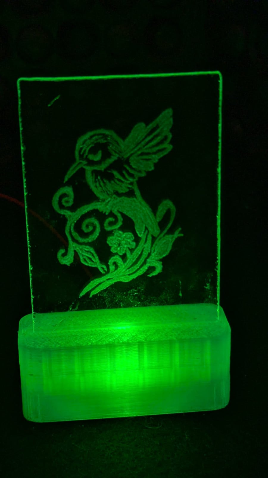 Handgegraveerd LED-lichtje – Trots vogeltje in bloemenkrul – Verw… - 108283 Handgegraveerd LED-lichtje – Trots vogeltje in bloemenkrul – Verwisselbaar glas met RGB licht