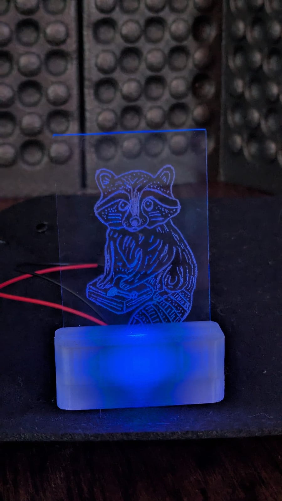 Handgegraveerd glas LED‑lichtje – Wasbeer motief – 3D‑geprint… - 108226 Handgegraveerd glas LED‑lichtje – Wasbeer motief – 3D‑geprinte stolp met RGB LED, Sfeerverlichting, handgemaakt glas decor