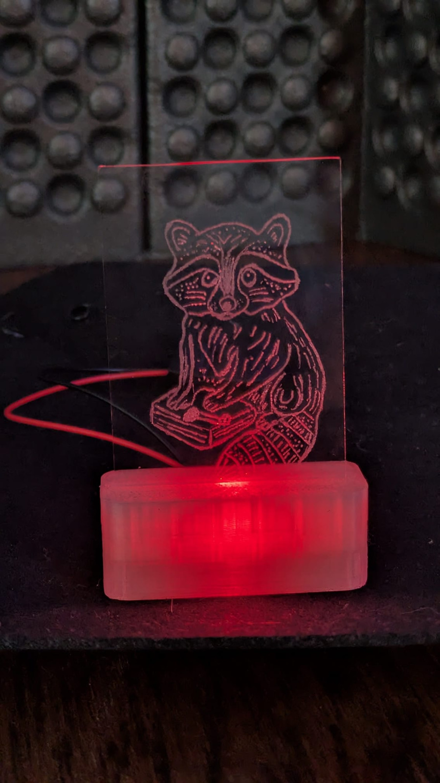 Handgegraveerd glas LED‑lichtje – Wasbeer motief – 3D‑geprint… - 108228 Handgegraveerd glas LED‑lichtje – Wasbeer motief – 3D‑geprinte stolp met RGB LED, Sfeerverlichting, handgemaakt glas decor