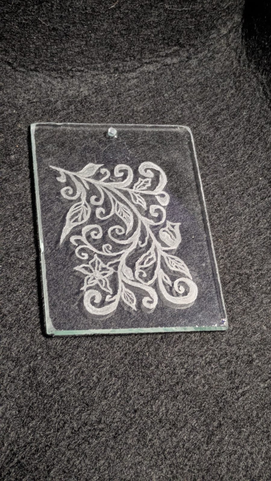 Lichtvanger van handgegraveerd glas – Sierlijk bladmotief – Ophan… - 108288 Lichtvanger van handgegraveerd glas – Sierlijk bladmotief – Ophangoogje geboord