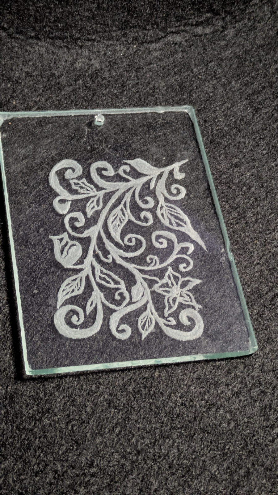 Lichtvanger van handgegraveerd glas – Sierlijk bladmotief – Ophan… - 108289 Lichtvanger van handgegraveerd glas – Sierlijk bladmotief – Ophangoogje geboord