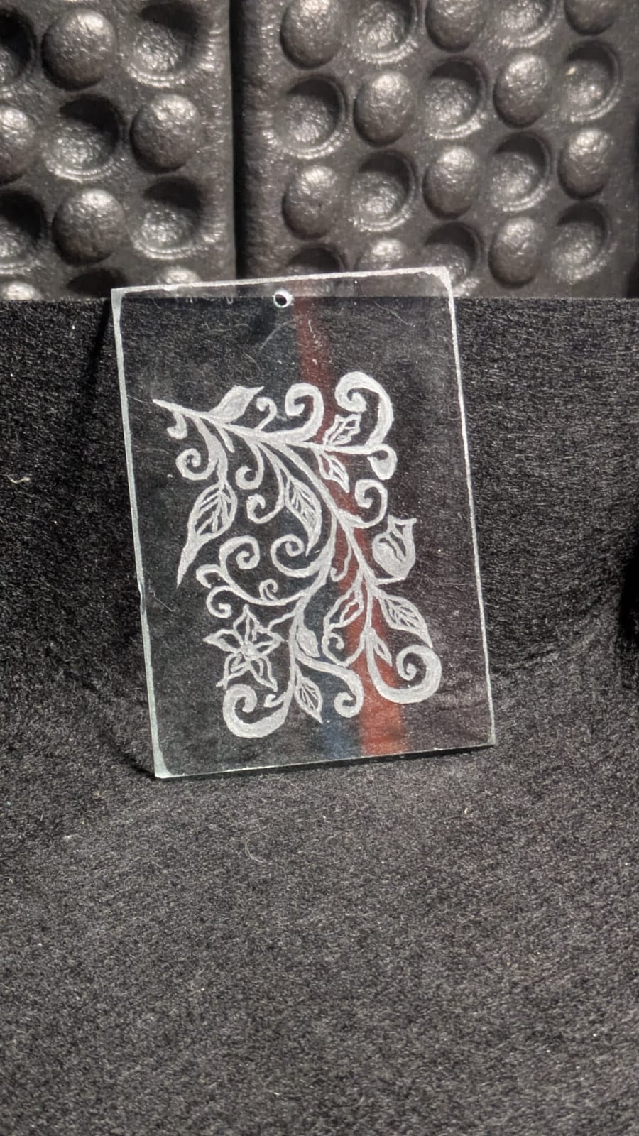 Lichtvanger van handgegraveerd glas – Sierlijk bladmotief – Ophan… - 108290 Lichtvanger van handgegraveerd glas – Sierlijk bladmotief – Ophangoogje geboord