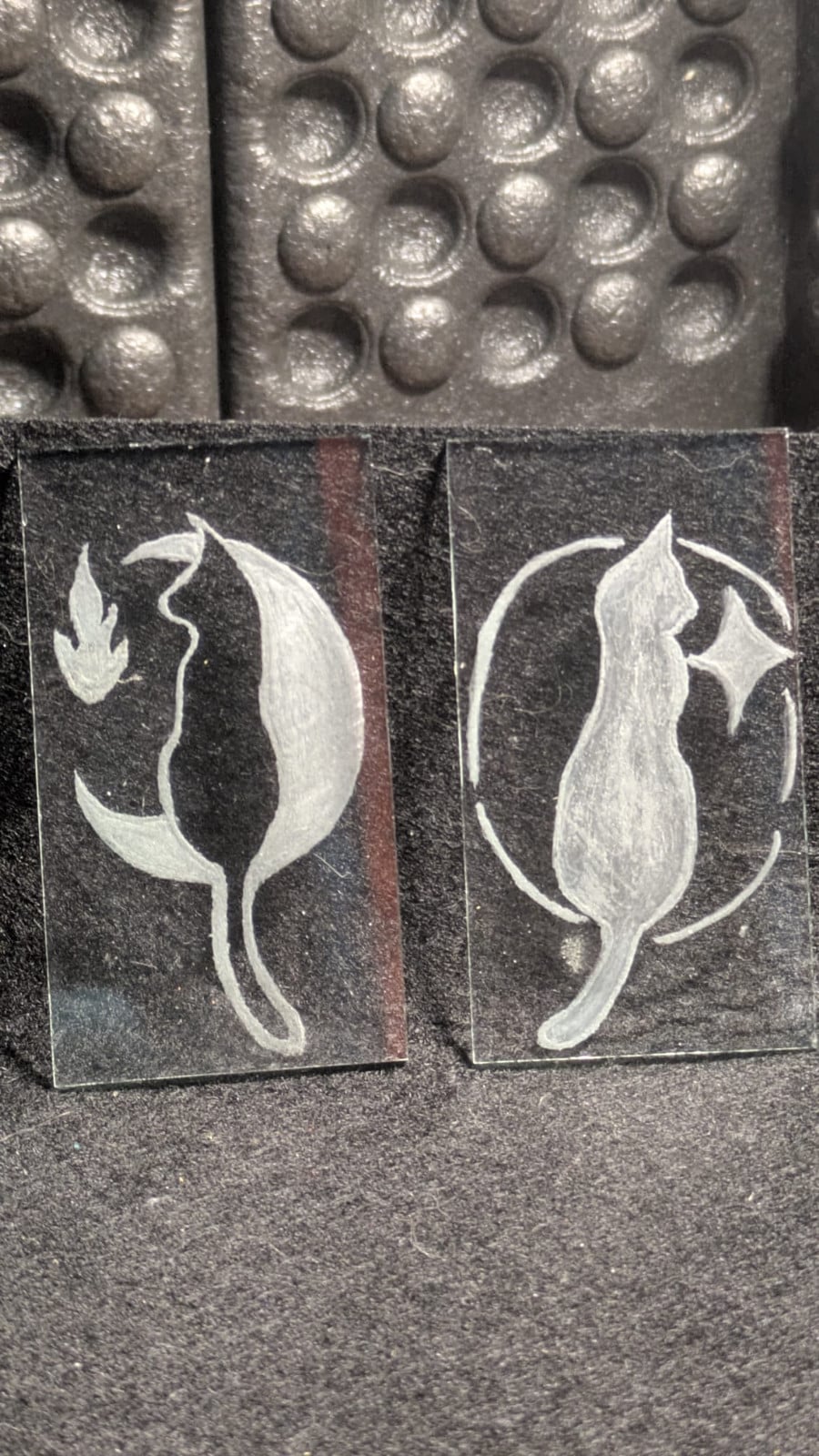 Twee Katten in Maanlicht – Hand Gegraveerde Glaspaneeltjes, uitwiws… - 108346 Twee Katten in Maanlicht – Hand Gegraveerde Glaspaneeltjes, uitwisselbaar