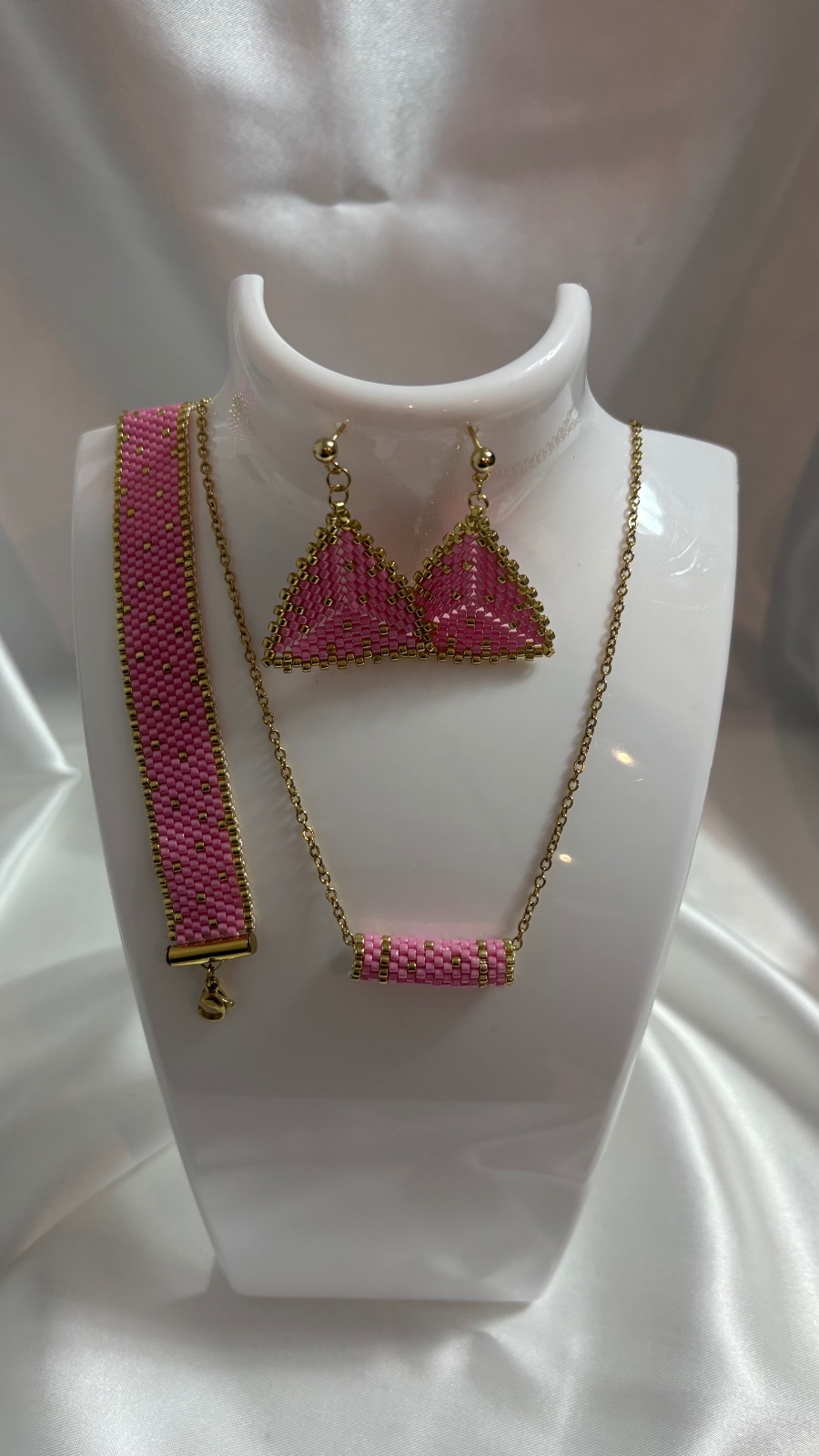 Handgemaakte Elegante keting armband en oorbellen set: Roze en goud k… - 109359 Handgemaakte Elegante keting armband en oorbellen set: Roze en goud kralen ketting, armband en driehoek oorbellen