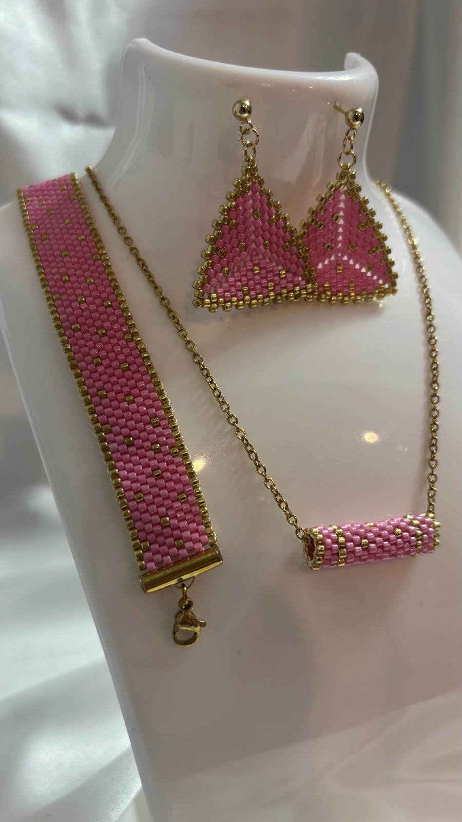 Handgemaakte Elegante keting armband en oorbellen set: Roze en goud k… - 109360 Handgemaakte Elegante keting armband en oorbellen set: Roze en goud kralen ketting, armband en driehoek oorbellen