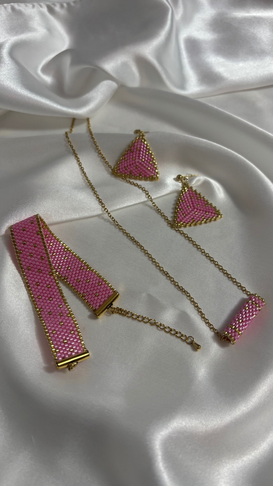 Handgemaakte Elegante keting armband en oorbellen set: Roze en goud k… - 109361 Handgemaakte Elegante keting armband en oorbellen set: Roze en goud kralen ketting, armband en driehoek oorbellen