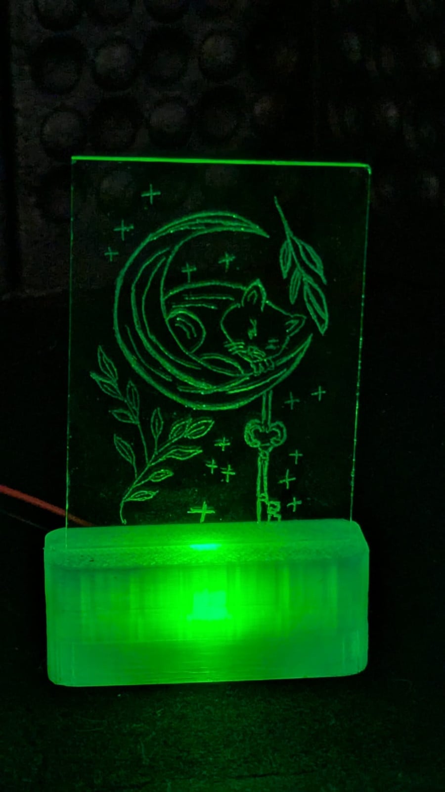 RGB-stolp met Handgegraveerd ED-lichtje – Slapend katje op maan – Verwisselbaar paneeltje met RGB licht