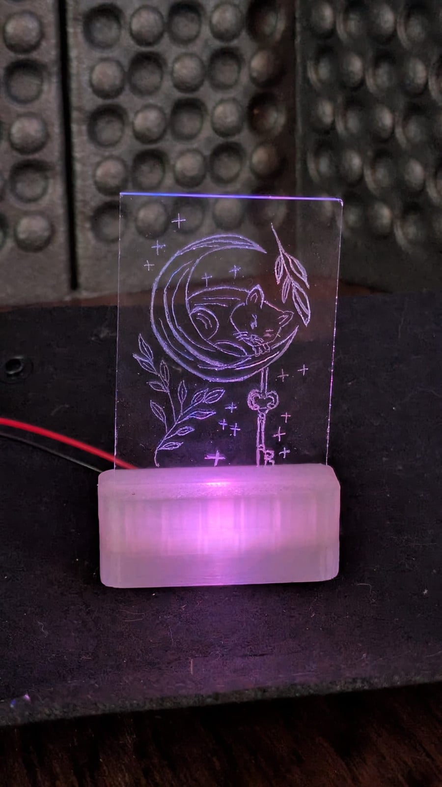 RGB-stolp met Handgegraveerd ED-lichtje – Slapend katje op maan – Verwisselbaar paneeltje met RGB licht