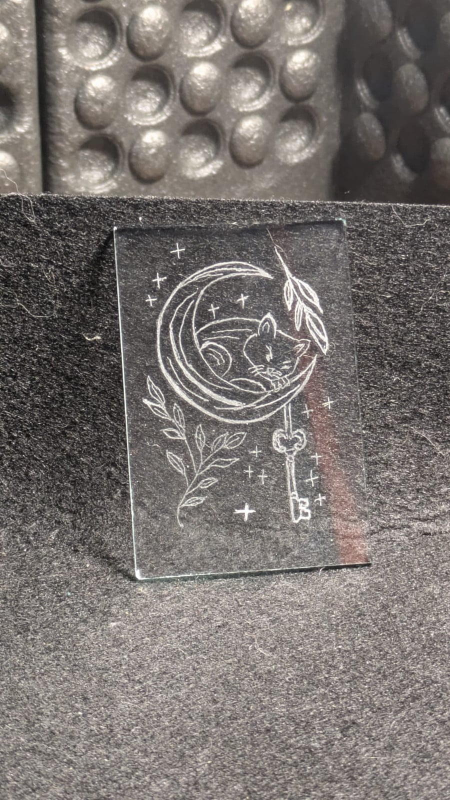 RGB-stolp met Handgegraveerd ED-lichtje – Slapend katje op maan – Verwisselbaar paneeltje met RGB licht