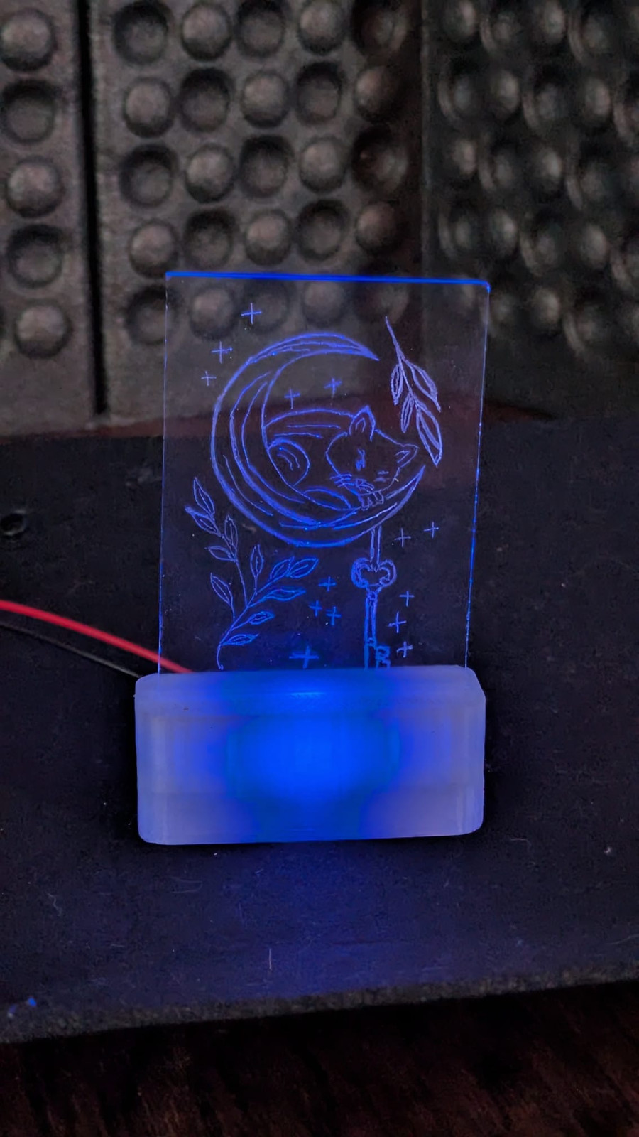 RGB-stolp met Handgegraveerd ED-lichtje – Slapend katje op maan – Verwisselbaar paneeltje met RGB licht