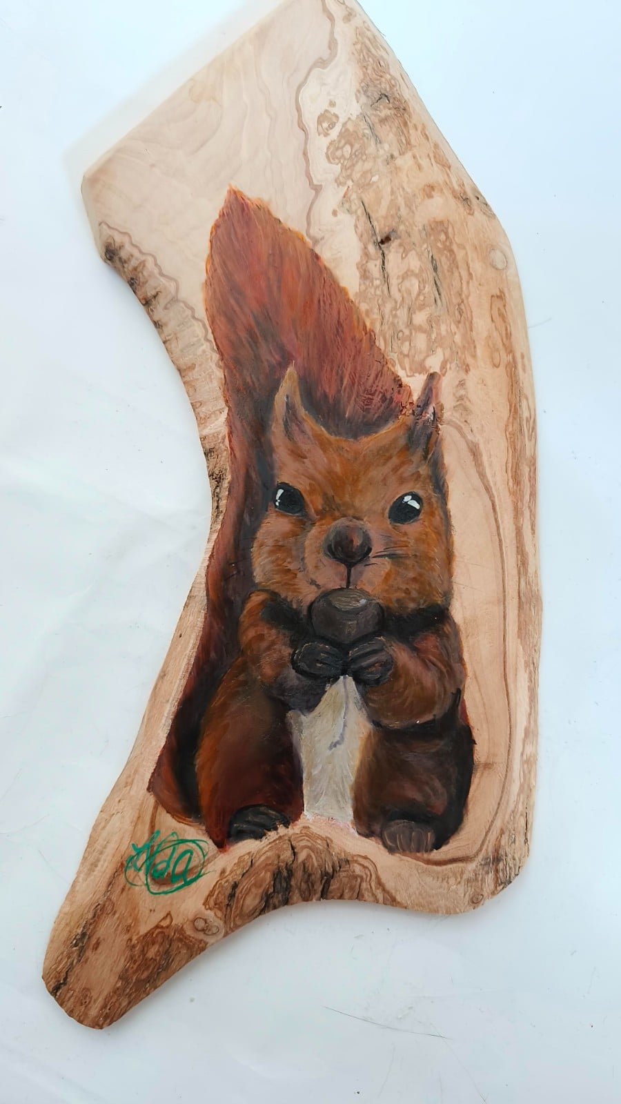 “Sir Squirrel and the Secret Acorn” – Handgeschilderde eekhoorn op Italiaans olijfhout 🐿️✨🫒