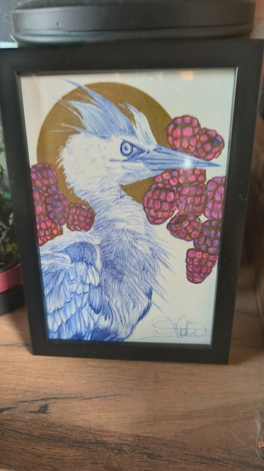 'Feathers in Rebellion' - blauwe reiger omringd met frambozen – Delfts blauw illustratie (Originele illustratie | ingelijst)