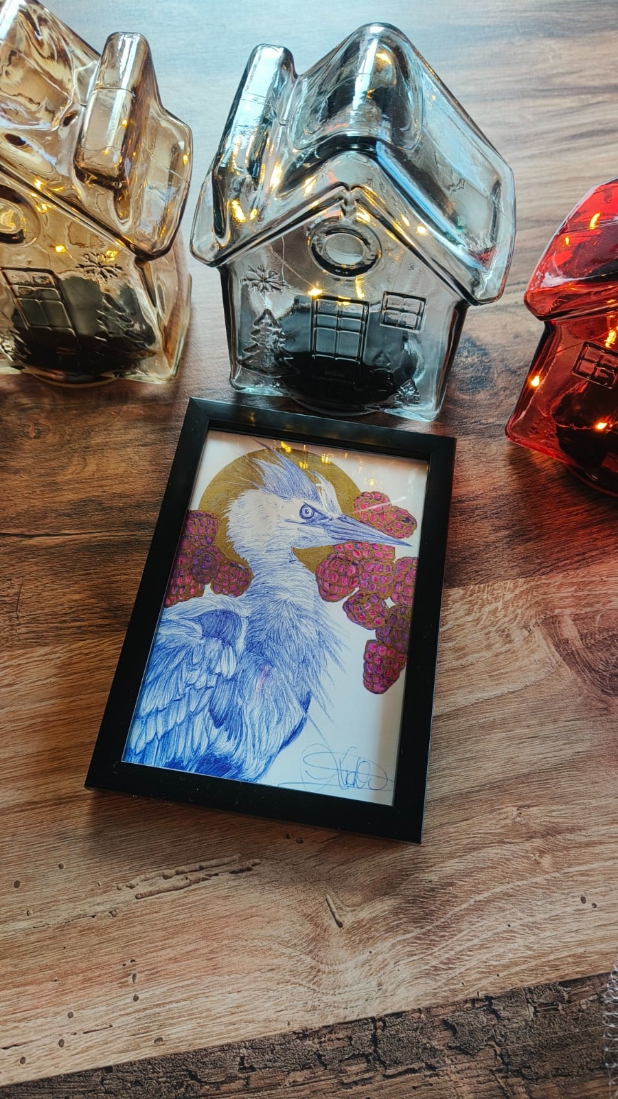 'Feathers in Rebellion' - blauwe reiger omringd met frambozen – Delfts blauw illustratie (Originele illustratie | ingelijst)