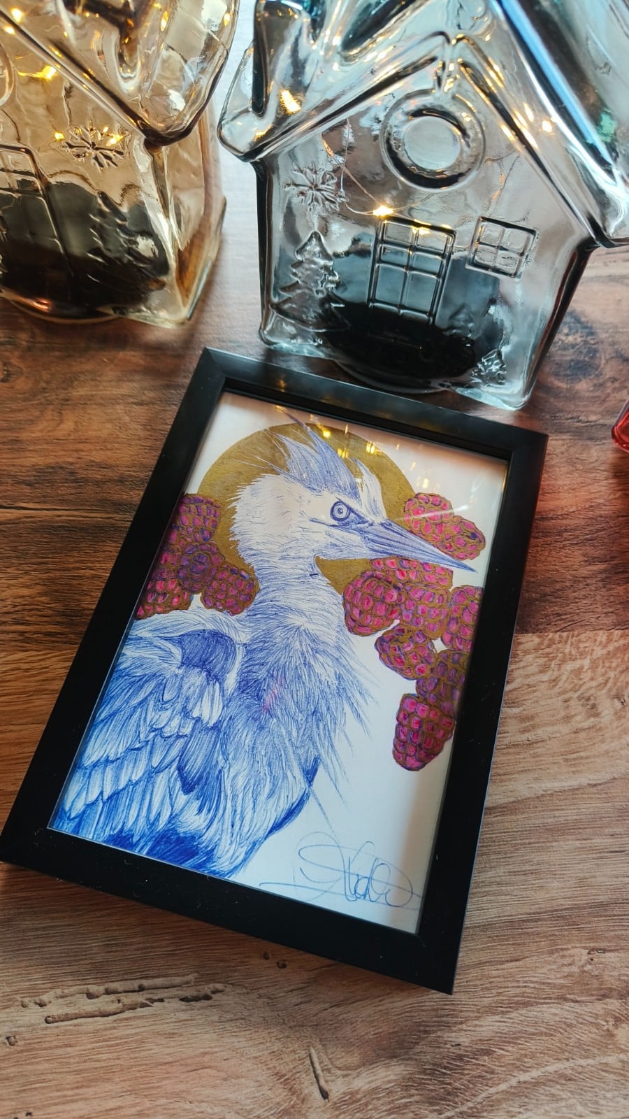 'Feathers in Rebellion' - blauwe reiger omringd met frambozen – Delfts blauw illustratie (Originele illustratie | ingelijst)