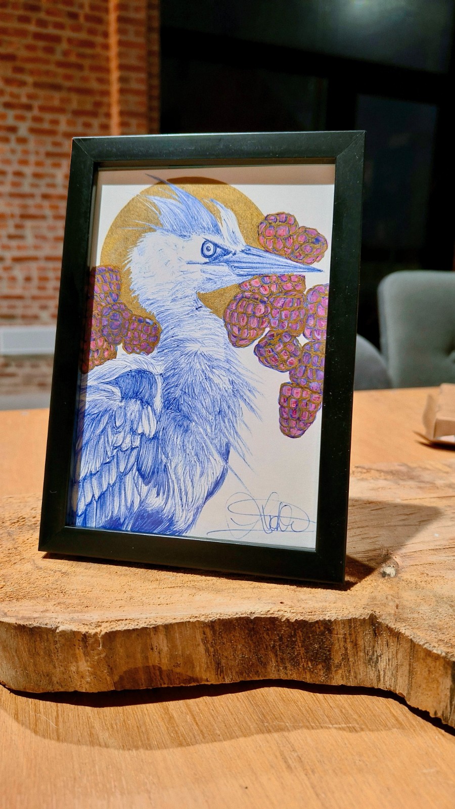 'Feathers in Rebellion' - blauwe reiger omringd met frambozen – Delfts blauw illustratie (Originele illustratie | ingelijst)