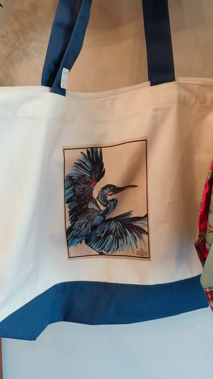 'Unfolding Flight': tote bag met blauwe reiger – vogel illustratie in blauw