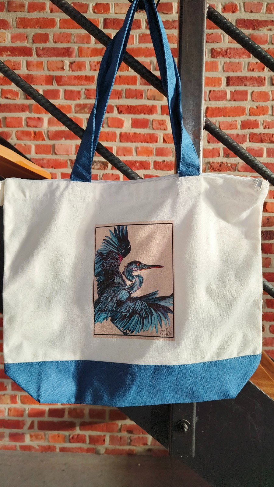 'Unfolding Flight': tote bag met blauwe reiger – vogel illustratie in blauw