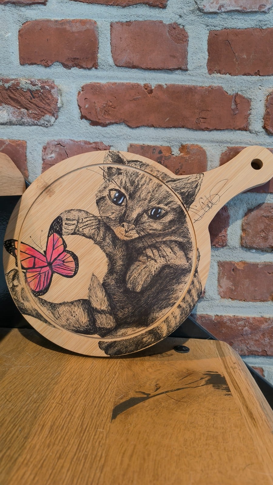 Decoratieve borrelplank met handgetekend katje en vlinder: “The Day the Butterfly Stayed”