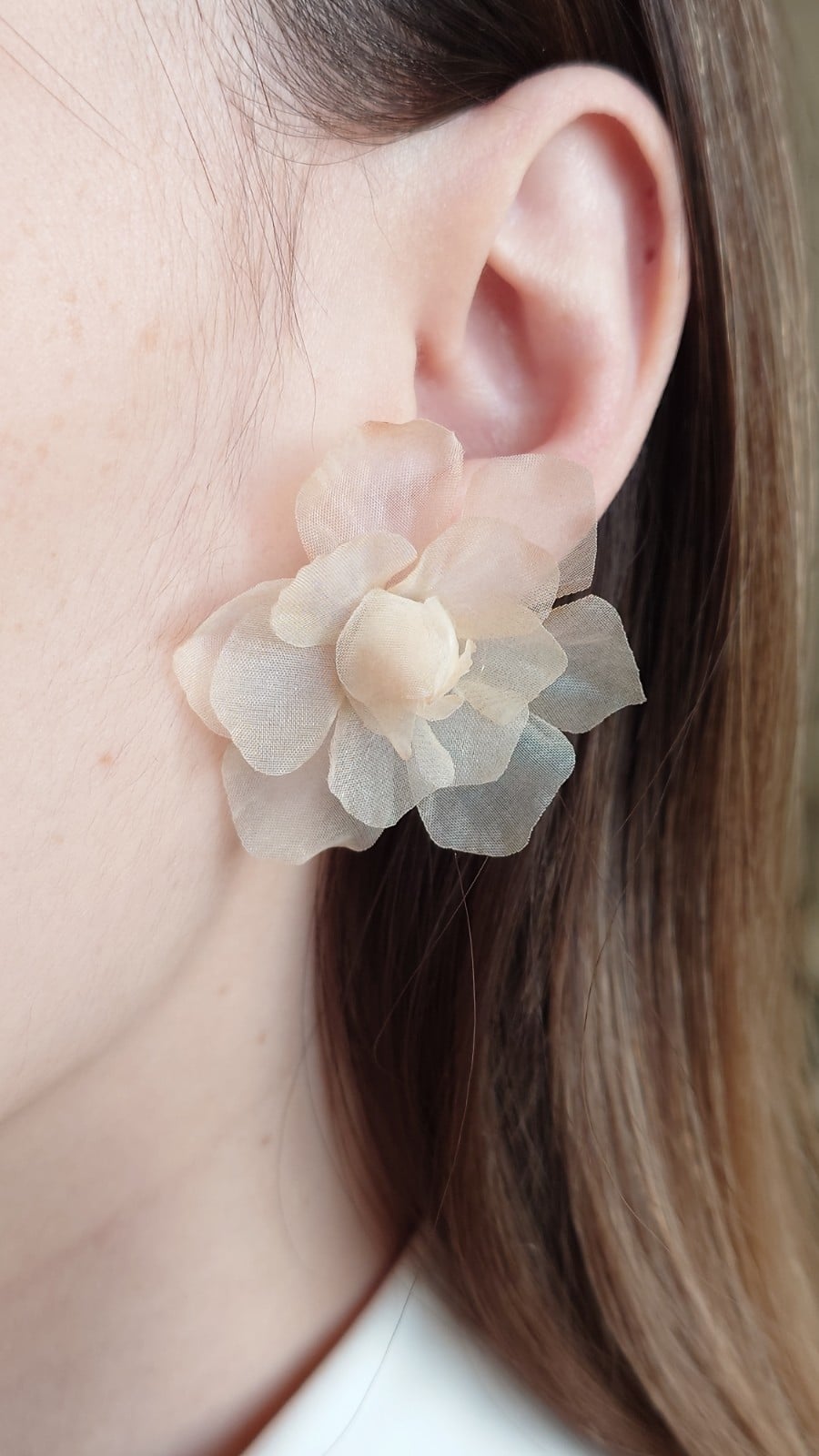 Handgemaakte Pastel Crème Bloem Oorbellen – S925 Zilver