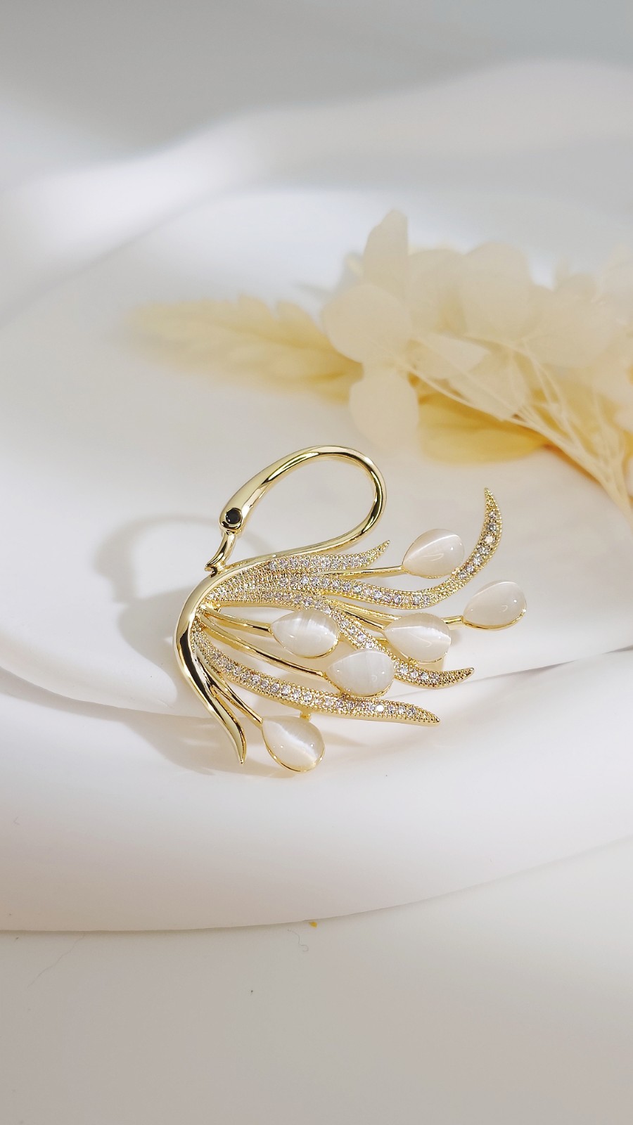 Vergulde Zwaan Broche met Zirkonia en Cat's Eye Stenen