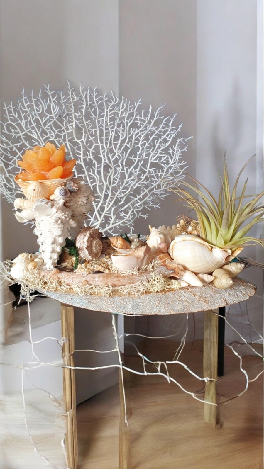Decoratief schelpenarrangement met kaars en luchtplantje - 45992 Decoratief schelpenarrangement met kaars en luchtplantje
