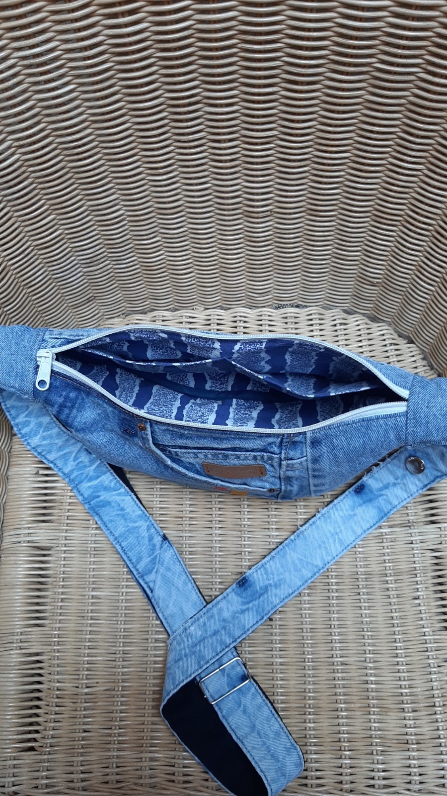 Denim slingbag / crossbodybag - 139638 Denim slingbag / crossbodybag licht