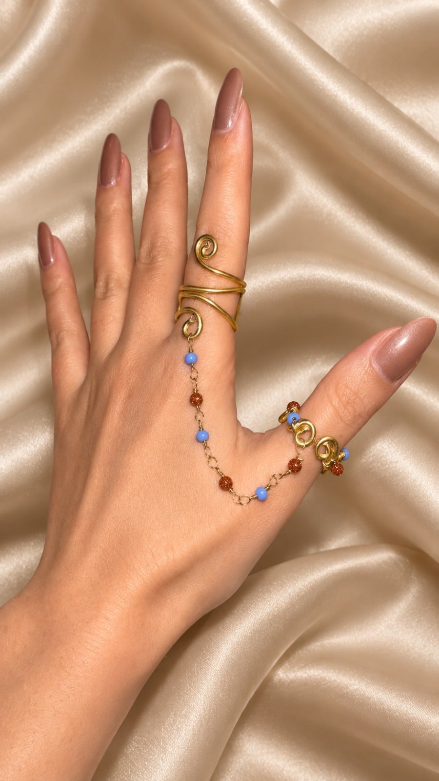 Handgemaakte Dubbele Ring met Verbindingsketting – Verstelbare Goud… - 155918 Handgemaakte Dubbele Ring met Verbindingsketting – Verstelbare Goudkleurige Ringen met Blauwe en Bruin Glinsterende Kralen | Cleopatra's World
