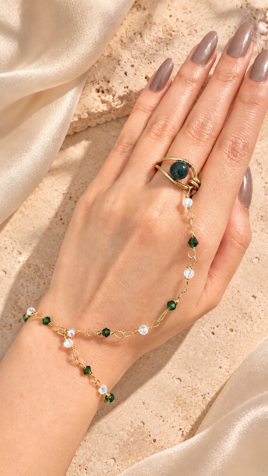 Handgemaakte Goudkleurige Statement Armband met Kleurrijke Kralen | B… - 153504 Handgemaakte Goudkleurige Armband met Groene en Transparante Kristallen | Unieke Kralenarmband – Cleopatra's World