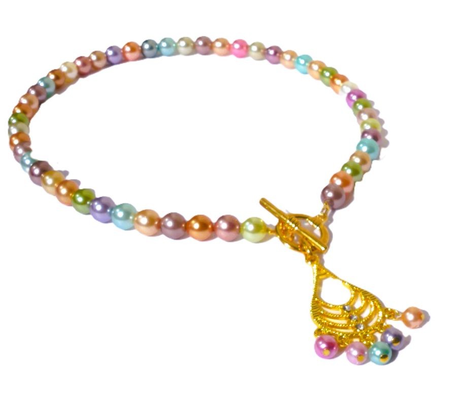 Trendy halsketting met pastelkleurige glasparels. Handgeregen ketting… - 136846 Trendy halsketting met pastelkleurige glasparels. Handgeregen ketting met glaskralen en goudkleurige kapittelsluiting, met of zonder hanger.