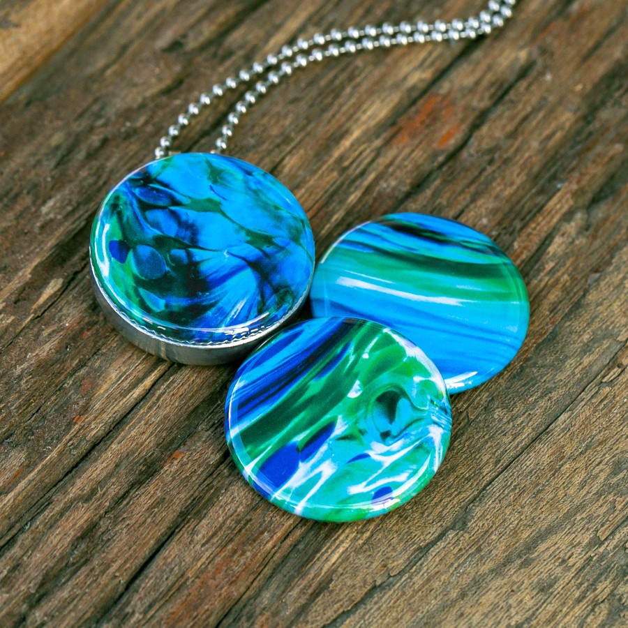 Foto medailon in blauw groene tinten. Rvs/roesvrij stalen fotomedaillon. Voor het dicht bij je dragen van je favoriete foto.