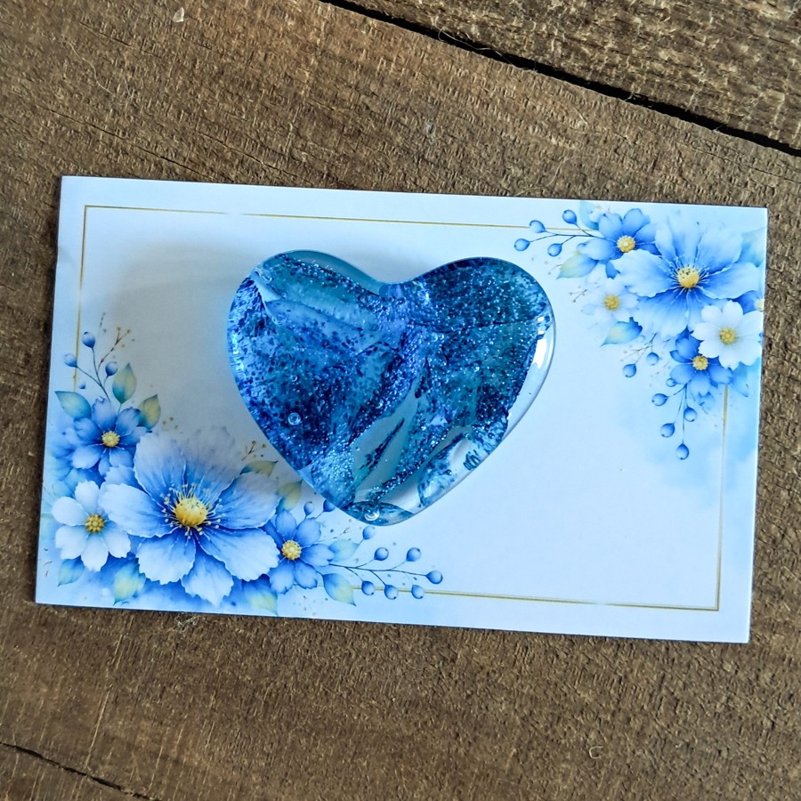 Handgemaakt glazen hartje op cadeau kaartje. Hartje diep water. - 154213 Handgemaakt glazen hartje op cadeau kaartje. Hartje diep water.