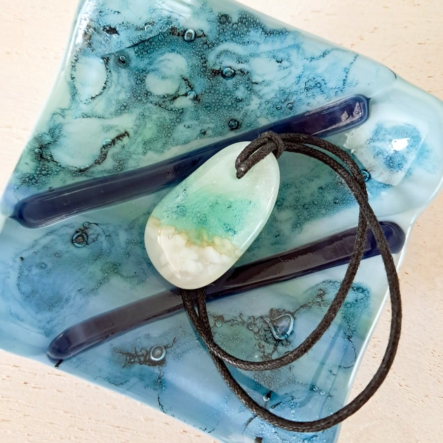 Handgemaakt glazen sieraden schaaltje, klein handgemaakt glazen schaa… - 155873 Handgemaakt glazen sieraden schaaltje, klein handgemaakt glazen schaaltje.