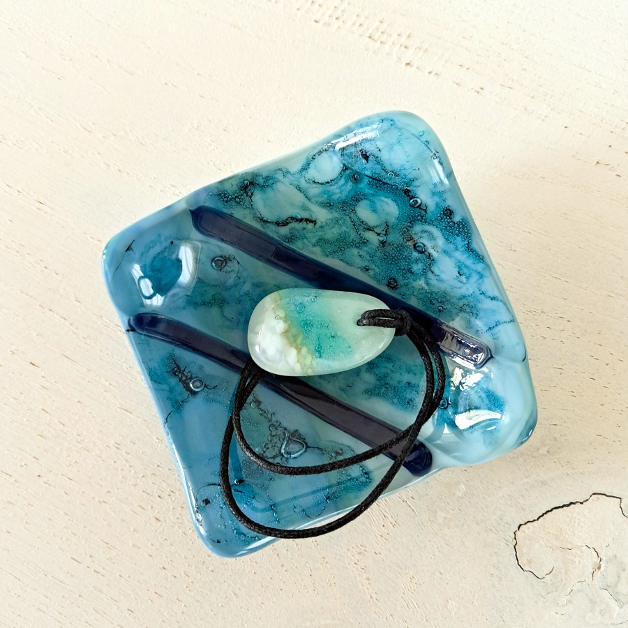 Handgemaakt glazen sieraden schaaltje, klein handgemaakt glazen schaa… - 155875 Handgemaakt glazen sieraden schaaltje, klein handgemaakt glazen schaaltje.