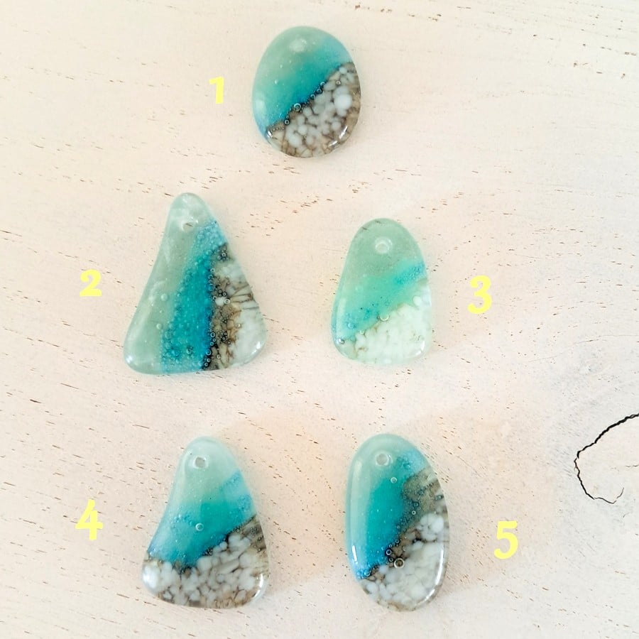 Kies 1 van de vijf glazen hangers. Oceaan - zee hanger ketting: handg… - 154761 Kies 1 van de vijf glazen hangers. Oceaan - zee hanger ketting: handgemaakt aqua blauw /creme wit glazen sieraad, op zee geïnspireerd.