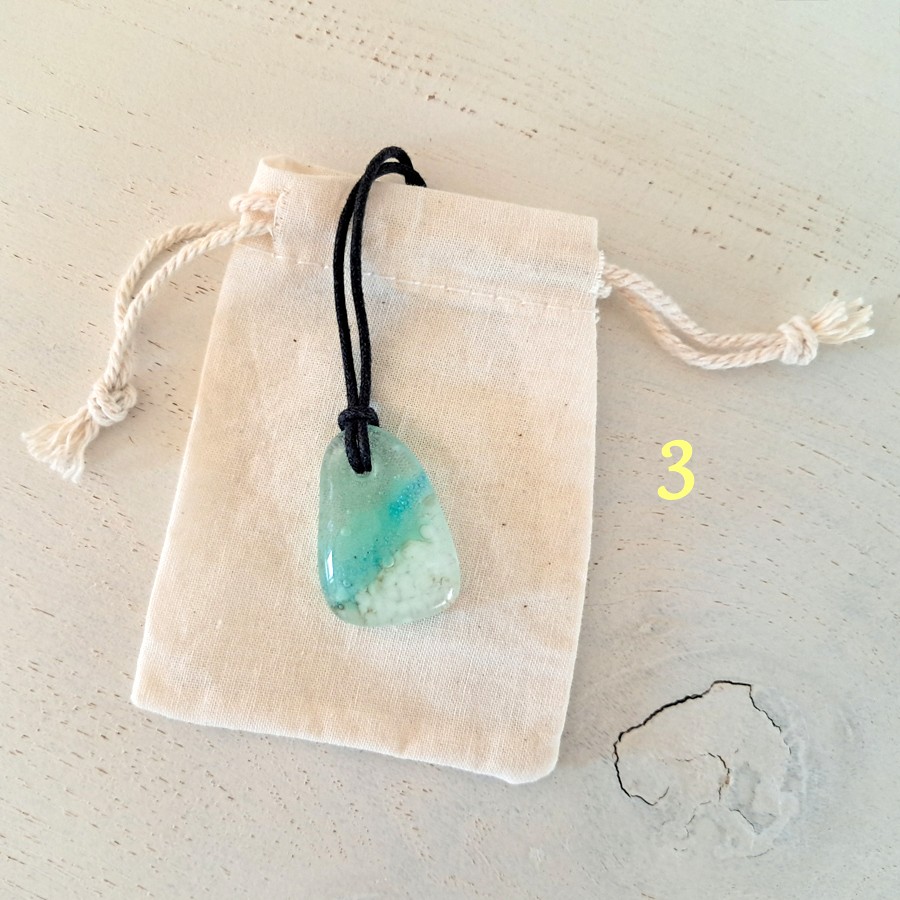 Kies 1 van de vijf glazen hangers. Oceaan - zee hanger ketting: handg… - 154766 Kies 1 van de vijf glazen hangers. Oceaan - zee hanger ketting: handgemaakt aqua blauw /creme wit glazen sieraad, op zee geïnspireerd.