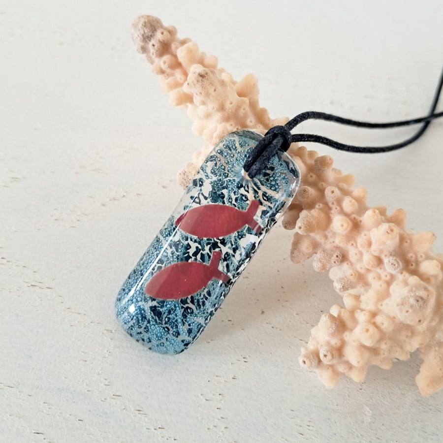 Oceaan - zee hanger ketting: handgemaakt aqua blauw glazen sieraad me… - 155160 Oceaan - zee hanger ketting: handgemaakt aqua blauw glazen sieraad met twee visjes in het glas, op zee geïnspireerd betekenisvol cadeau