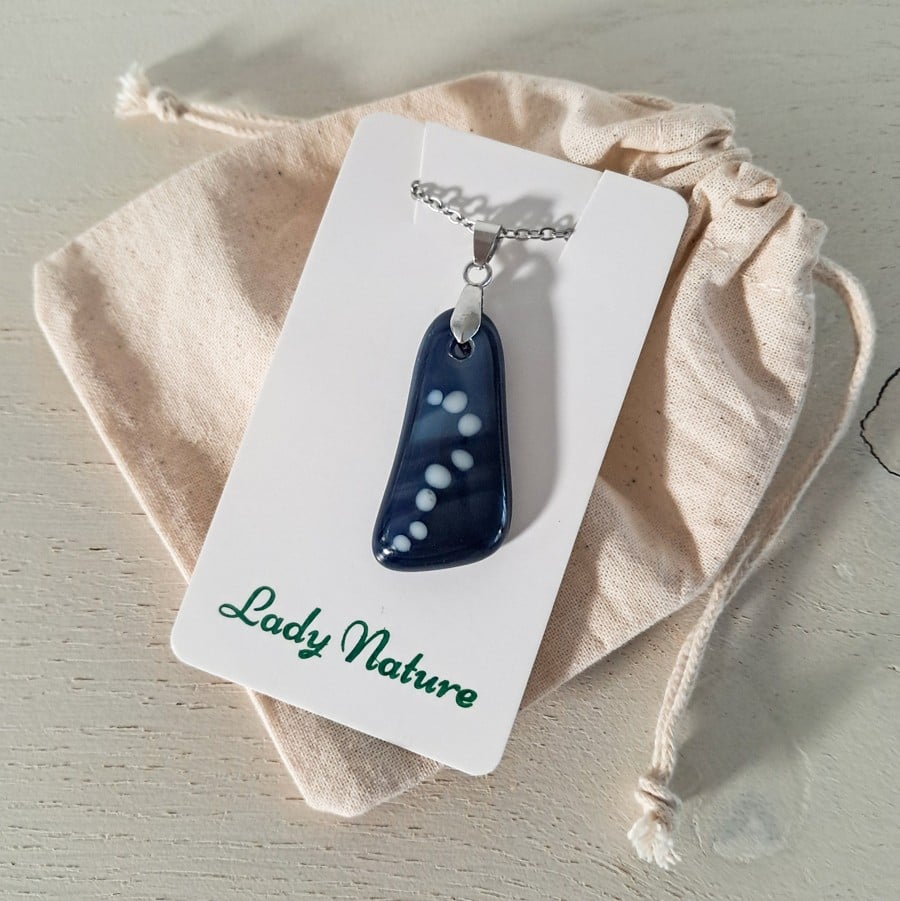 Follow your path, volg je eigen pad hanger van blauw glas met pad van… - 154749 Follow your path, volg je eigen pad hanger van blauw glas met pad van witte stukjes glas.