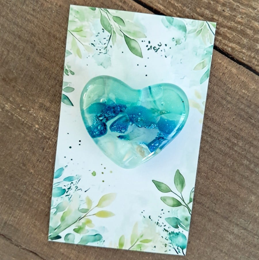 Handgemaakt glazen hartje op cadeau kaartje. Hartje zeedroom. - 154217 Handgemaakt glazen hartje op cadeau kaartje. Hartje zeedroom.