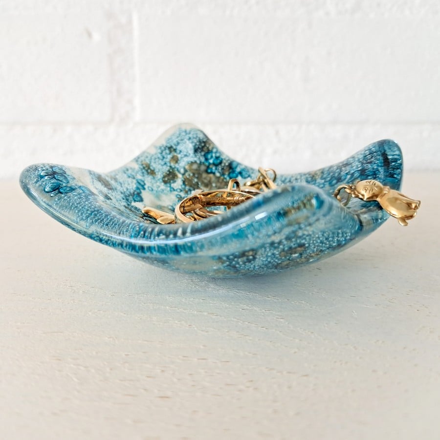 Handgemaakt glazen sieraden schaaltje, blauwe bubbels en steentjes in… - 155946 Handgemaakt glazen sieraden schaaltje, blauwe bubbels en steentjes in het glas.