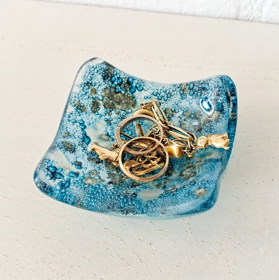 Handgemaakt glazen sieraden schaaltje, blauwe bubbels en steentjes in… - 155948 Handgemaakt glazen sieraden schaaltje, blauwe bubbels en steentjes in het glas.